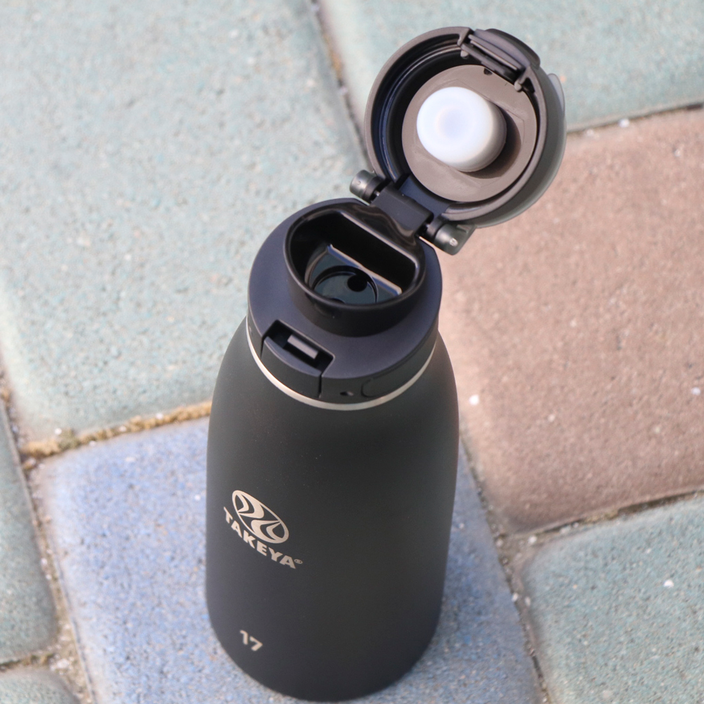 traveler-fliplocktm-lid-d4 96076-R-TravelerLid-Lifestyle-Onyx.png